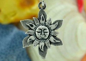 Saules simbols ir mazs veiksmes veiksmes amulets