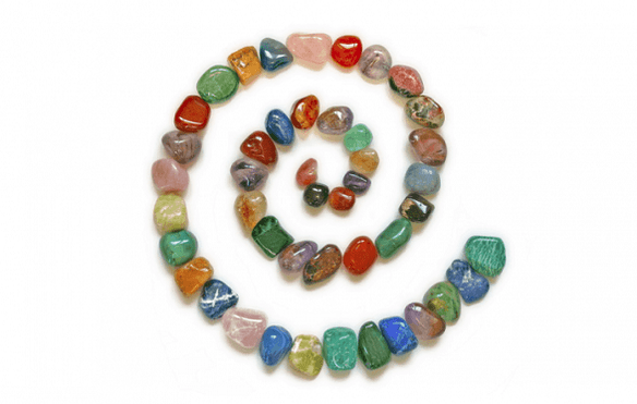 DIY amulets veiksmei no krāsainiem akmeņiem