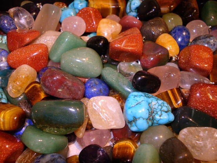 krāsaini akmeņi kā veiksmes talismani