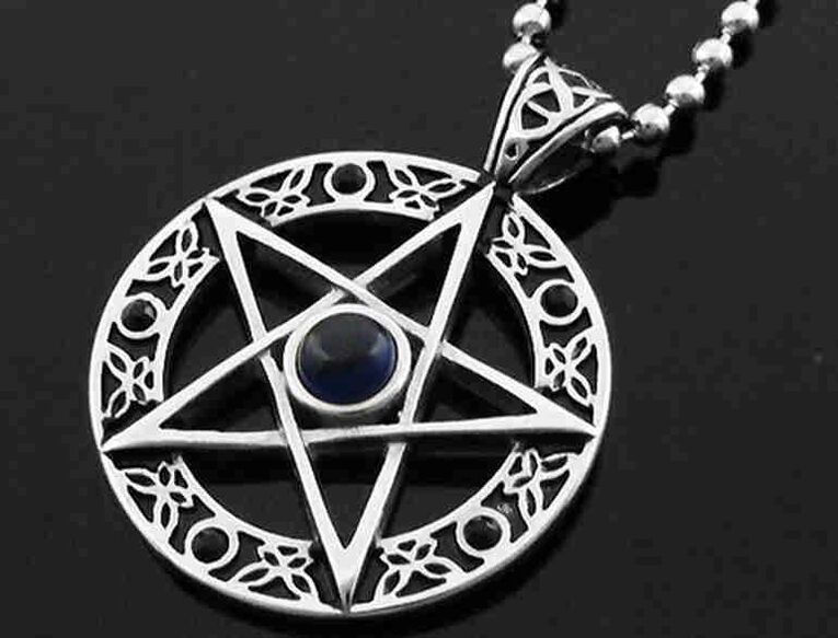 burvju kulons kā veiksmes amulets