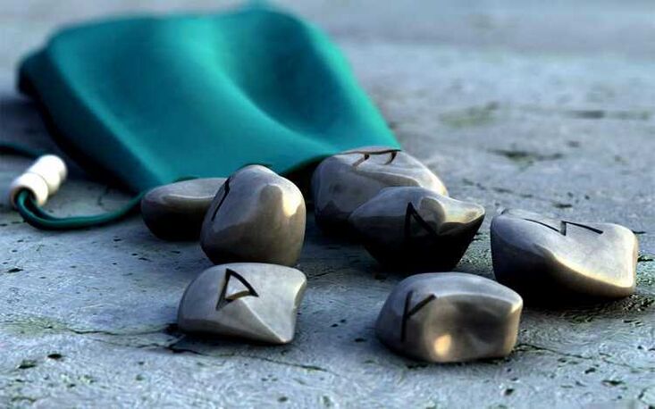 maciņš ar rūnām kā amulets veiksmei